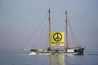 Die Beluga trägt ein Banner mit der Aufschrift "STOP FUELLING WAR" bei einer Protestaktion vor dem Tanker "Stamos". Sie demonstriert im Fehmarnbelt gegen Ölimporte aus Russland, die Putins Krieg in der Ukraine mitfinanzieren. Zuvor hatten Aktive "OIL IS WAR" und "OIL FUELS WAR" an die Seiten des Tankers gesprüht, der Rohöl aus dem russischen Ostseehafen Ust-Luga nach Rotterdam liefert.