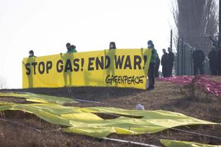 Greenpeace-Aktivist:innen protestieren an der Ostseepipeline Nord Stream 1 in Lubmin und fordern einen schnellstmöglichen Stopp der Importe von russischem Gas. Auf einem 45 x 38 Meter großen Transparent fordern Aktivist:innen an der Anlandung der Gaspipelines: "Stop Gas! Krieg beenden!". Ein rotes X blockiert symbolisch die Ostseepipeline in den Dünen.