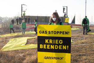 Greenpeace-Aktivist:innen protestieren an der Ostseepipeline Nord Stream 1 in Lubmin und fordern einen schnellstmöglichen Stopp der Importe von russischem Gas. Auf einem 45 x 38 Meter großen Transparent fordern Aktivist:innen an der Anlandung der Gaspipelines: "Stop Gas! Krieg beenden!". Ein rotes X blockiert symbolisch die Ostseepipeline in den Dünen.