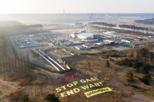 Greenpeace-Aktivist:innen protestieren an der Ostseepipeline Nord Stream 1 in Lubmin und fordern einen schnellstmöglichen Stopp der Importe von russischem Gas. Auf einem 45 x 38 Meter großen Transparent fordern Aktivist:innen an der Anlandung der Gaspipelines: "Stop Gas! Krieg beenden!". Ein rotes X blockiert symbolisch die Ostseepipeline in den Dünen.