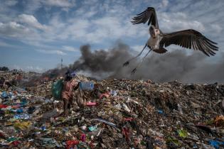 Textil- und Plastikmüll auf der Dandora-Mülldeponie in Nairobi