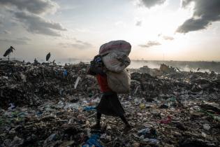 Textil- und Plastikmüll auf der Dandora-Mülldeponie in Nairobi