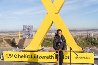 Protest an der abbaggerkante in Lützerath