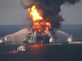 Löschboote bei der Deepwater Horizon 