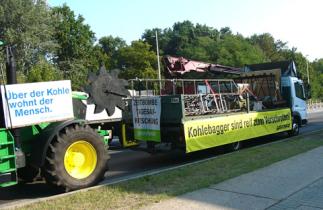 Protestzug von Abbaggerung bedrohtem Dorf Proschim bis nach Cottbus, April 2013