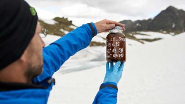 Greenpeace auf den Spuren der Dauergifte: Probenahme im Gebiet der Macuner Seen in den Schweizer Alpen, Juni 2015