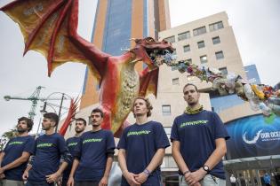 Plastik-speiender Drache vor der Our Ocean-Konferen in Malta