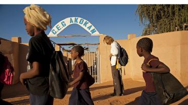 Kinder in Akokan, Niger, und Greenpeace-Strahlenexpertin Rianne Teule 11/05/2009 