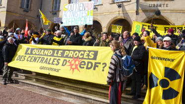 Protest beim Prozess in Thionville gegen Greenpeace-Aktivisten, die auf Sicherheitslücken am AKW Cattenom aufmerksam gemacht hatten.