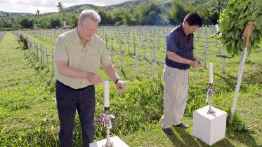 Al Gore und Alfred Romualdez, Bürgermeister von Tacloban City auf den Philippinen, gedenken der Opfer des Taifuns Haiyan.