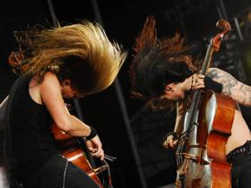 Die Cello-Rock-Band Apocalyptica hat sich auf dem Musikfestival Rock in Rio in Lissabon für die Greenpeace energy [r]evolution eingesetzt.