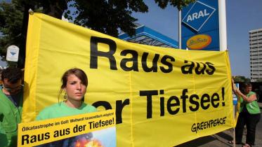 Rund 50 Greenpeace-Aktivisten protestieren in fünf Städten vor Aral-Tankstellen im Juli 2010