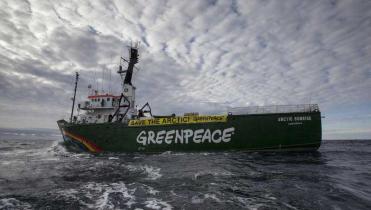 Arctic Sunrise vor der Einfahrt in die Nordostpassage