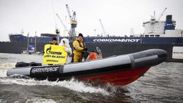 Gazprom Protest im Hafen Hamburg: Greenpeace Aktivisten protestieren, mit der Beluga II, Schlauchbooten und Paula Bär auf der Elbe