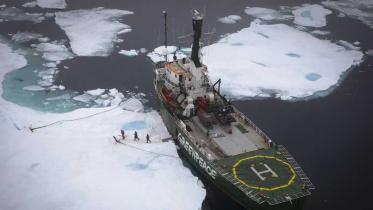 Luftfoto der Arctic Sunrise zwischen Eisschollen in der Arktis im August 2011