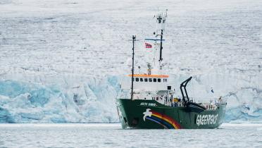 Arctic Sunrise vor Spitzbergen