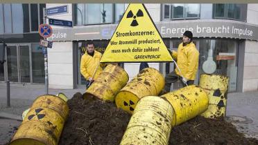 Greenpeace-Aktivisten protestieren vor der EnBW Zentrale in Berlin mit Pferdemist und Atommüllfässern,März 2009.