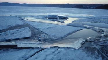 Eisschollen schwimmen auf dem Baikalsee in Russland April 2004