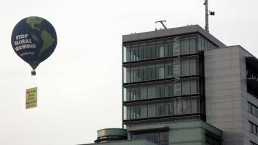 Aufforderung zur Teilnahme an Volksbegeheren gegen neue Braunkohletagebaue mit Heißluftballon. Januar 2009