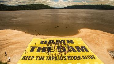 Luftaufnahme Munduruku mit Banner am Strand