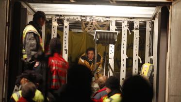 Aktivisten haben sich in einem Container im LKW fixiert 8.11. 2010