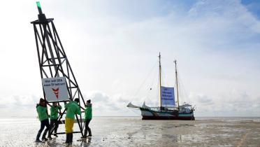 Aufstellen eines künstlichen Bohrturms im Wattenmeer