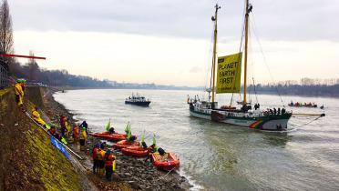 Beluga II auf dem Rhein