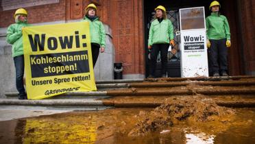 Rostroter Kohleschlamm vor dem Berliner Rathaus