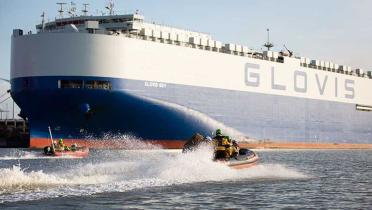 Schlauchboote neben dem Transportschiff