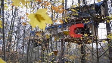 das C der CDU auf einem Baumhaus im Hambacher Wald