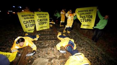 Greenpeace-Aktivisten fordern: "Ausstieg aus Gorleben: Castor Stopp!" 11/26/2011