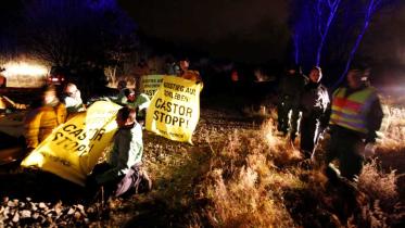 Greenpeace-Aktivisten mit Bannern auf der Castor-Strecke 11/26/2011