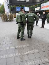 Greenpeace-Aktivistinnen haben mit Hilfe eines Hochdruckreinigers: "Klima schützen - Vattenfall kündigen" auf die Straße vor dem Vattenfall-Kundenzentrum in Hamburg geschrieben.