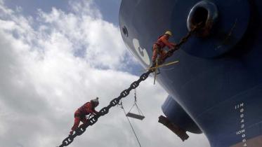 Rainbow Warrior III Iron-Pig-Aktion: Aktivisten an der Ankerkette im Mai 2012