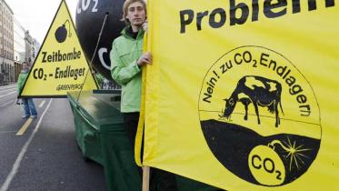 Protest gegen Verabschiedung CCS-Gesetz mit CO2-Bombenmodell, September 2011