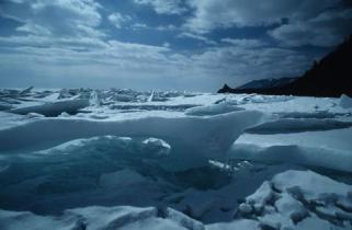 Eisschollen schwimmen auf dem Baikalsee April 2004