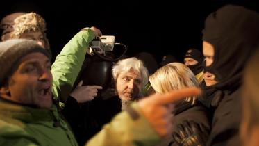 Einsatzkräfte der Polzei hindern die Greenpeace-Experten an der Strahlenmessung 11/08/2010