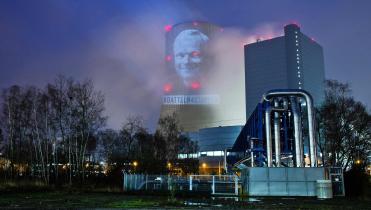 Foto von Fortum-Chef Pekka Lundmark projeziert auf Kohllekraftwerk Datteln