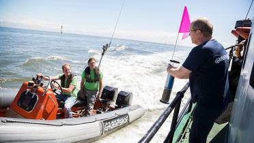 Greenpeace-Ölexperte Jörg Feddern beim Ausbringen der Bojen auf der Nordsee