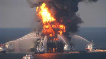 Löschboote der US-Küstenwache bei der Deepwater Horizon im April 2010 