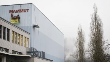 Portaledge an der Fassade vom Mammut-Hauptquartier