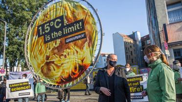 Treffen der EU-Umweltminister: Lisa Göldner von Greenpeace im Gespräch mit Luxemburgs Umweltministerin Carole Dieschbourg vor dem Konferenzgebäude in Berlin