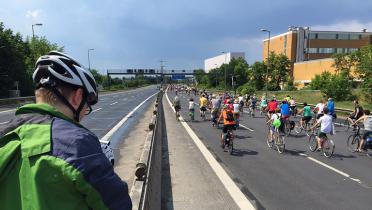 Fahrradfahrer auf der Autobahn