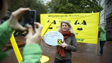 Passanten geben ihr Foto für den Protest gegen Gorleben. 02.10.2010