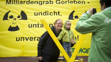 Passanten geben ihr Foto für den Protest gegen Gorleben. 02.10.2010