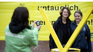 Passanten geben ihr Foto für den Protest gegen Gorleben. 02.10.2010