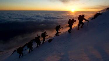 Greenpeace-Aktivisten bringen die Botschaften auf den Mount Fuji 02/28/2012