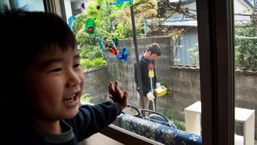 Ein Kindergarten in Fukushima, im Hof misst ein Greenpeace Mitarbeiter die Strahlenbelastung, Mai 2011