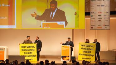 Eine Totale der zwei Greenpeace-Aktivisten mit Sigmar Gabriel