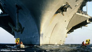 Schlaucbote protestieren gegen Atomwaffen vor der USS Dwight D. Eisenhower